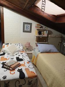 a bedroom with two beds with cats on the sheets at Creativ hause in San Giuliano Terme