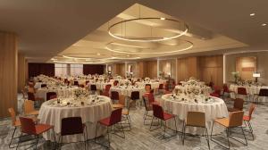 ein Bankettraum mit Tischen, Stühlen und einem Kronleuchter in der Unterkunft Royal Hideaway Casablanca in Casablanca + 3 Fotos