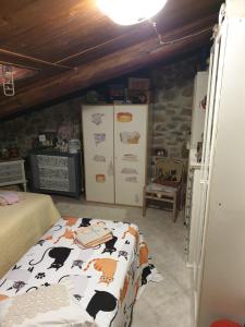 een slaapkamer met een bed met een deken met koeien erop bij Creativ hause in San Giuliano Terme