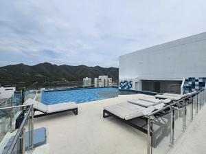 Swimmingpoolen hos eller tæt på Hermoso Apartasuite para estrenar Sky Tower-Rodadero + 8 billeder