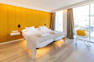 Ένα ή περισσότερα κρεβάτια σε δωμάτιο στο Sud Ibiza Suites +74 φωτογραφίες