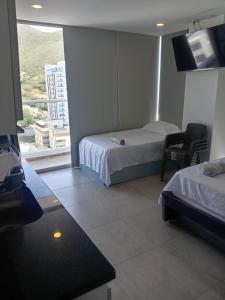 En eller flere senge i et værelse på Hermoso Apartasuite para estrenar Sky Tower-Rodadero