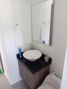 Et badeværelse på Hermoso Apartasuite para estrenar Sky Tower-Rodadero