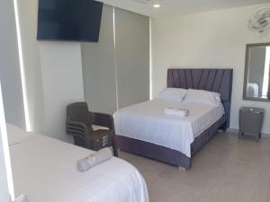 En eller flere senge i et værelse på Hermoso Apartasuite para estrenar Sky Tower-Rodadero