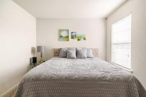 Un dormitorio blanco con una cama grande y una ventana. en Home in Dallas NC, en Dallas