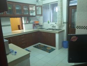una cocina con fregadero y encimera en Royal D8, en Mombasa