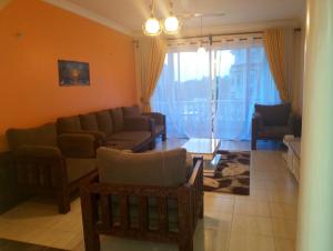 una sala de estar con un sofá y una mesa en Royal D8, en Mombasa