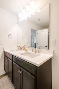 Un baño con lavabo y un espejo grande. en Home in Dallas NC, en Dallas