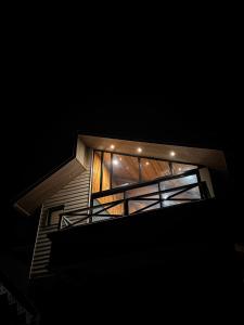 een trap die 's nachts naar een huis leidt bij Meraki Cottage in Darjeeling +2 foto's