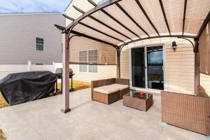pérgola con banco y mesa en el patio en Home in Dallas NC, en Dallas