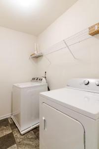 Un lavadero blanco con lavadora y secadora. en Home in Dallas NC, en Dallas 17 fotos más