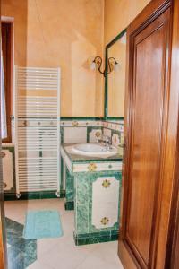 a bathroom with a sink and a mirror at Paradise B&B in Panicarola