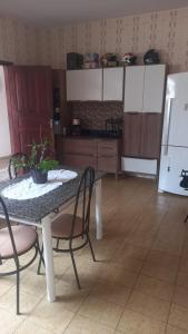 ボトゥカトゥにあるRota Mundus Turismo e Hospedagemのテーブルと椅子と冷蔵庫のあるキッチン