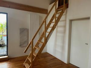 scala in legno in una stanza con porta di Natur, Kultur und Wandern a Losheim Altre 2 foto