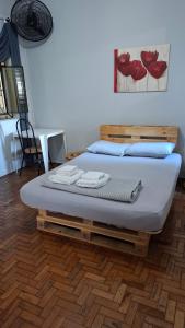 ボトゥカトゥにあるRota Mundus Turismo e Hospedagemの木製の台の上に座るベッド