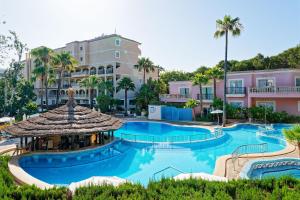 an image of a pool at a resort at R2 Lago Playa Park in Cala Ratjada