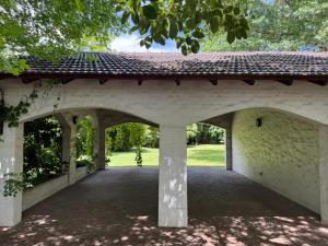 un ingresso di un edificio in pietra con un tetto di LPR EZE Airport a La Unión