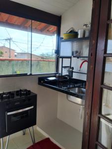 Kuchyň nebo kuchyňský kout v ubytování Loft São Pedro da Aldeia