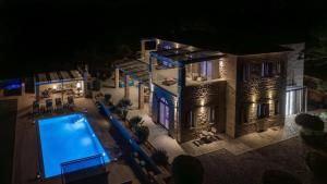 Hồ bơi trong/gần Villa AuroraLuxurius Living