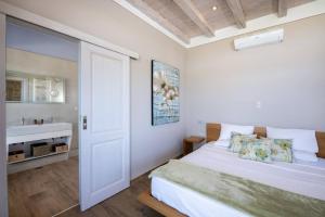 Giường trong phòng chung tại Villa AuroraLuxurius Living