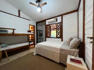 een slaapkamer met een bed en een raam bij Pousada Nalu - Camburi in São Sebastião