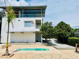 een huis met een zwembad voor een gebouw bij Finca Casa Blanca in Doradal