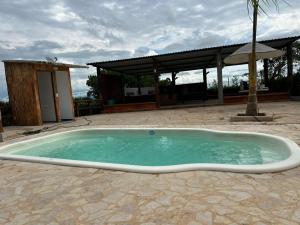 een grote plas water in een tuin bij Finca Casa Blanca in Doradal