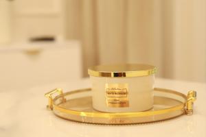 a candle on a glass plate on a table at Apartamenty Villa Piano in Ostrołęka