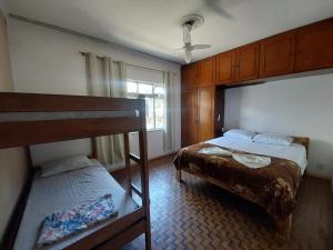 un dormitorio con dos camas y una litera en Hostel Pantanal Em Florianópolis, en Florianópolis
