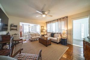 Et opholdsområde på Country Oasis Spacious 3BR w/ Modern Comfort