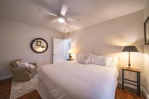 En eller flere senge i et værelse på Country Oasis Spacious 3BR w/ Modern Comfort