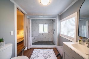 Et badeværelse på Country Oasis Spacious 3BR w/ Modern Comfort + 82 billeder