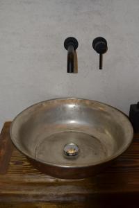 un évier en métal avec un robinet dans une salle de bain dans l'établissement AMPELOPETRA - Slow Country Living, à Ioannina