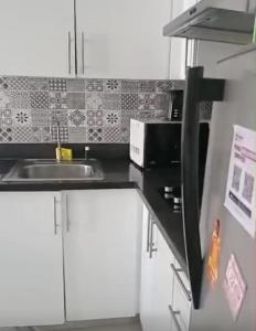 Nhà bếp/bếp nhỏ tại condo with garden view