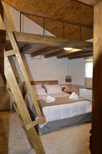 Ce lit en mezzanine se trouve dans une chambre avec 2 lits. dans l'établissement AMPELOPETRA - Slow Country Living, à Ioannina