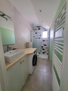 Et badeværelse på Maison de charme spacieuse