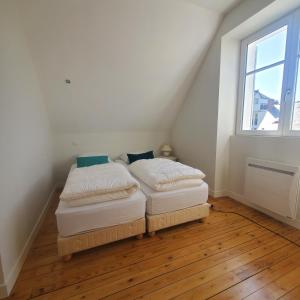 En eller flere senge i et værelse på Maison de charme spacieuse + 22 billeder