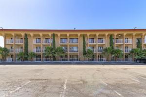 un aparcamiento vacío frente a un gran edificio en The Prime Suites, Vallejo - Napa Valley and Six Flags Discovery Kingdom, en Vallejo