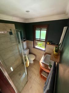 ein Badezimmer mit Dusche, Toilette und Waschbecken in der Unterkunft Sunset Hideaway in Gouna