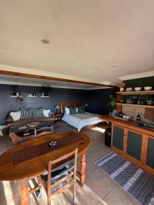 ein Wohnzimmer mit einem Bett und einem Tisch in der Unterkunft Sunset Hideaway in Gouna