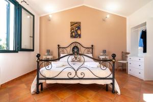 een slaapkamer met een bed in een kamer bij Domus de Goene in Loceri +45 foto's