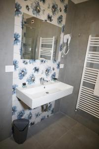 Farina rooms and apartments في San Nicola La Strada: حمام مزود بحوض ومِرآة