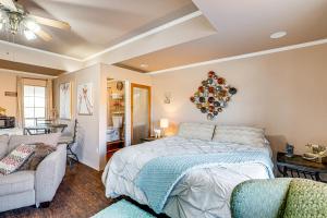 ein Schlafzimmer mit einem Bett und zwei Stühlen in der Unterkunft Granbury Studio - 10 Mins From Town and The Lake! in Granbury