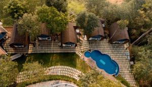 eine Luftansicht eines Hauses mit Dach in der Unterkunft Golf Valley Luxury Resort Wayanad in Vythiri + 14 Fotos