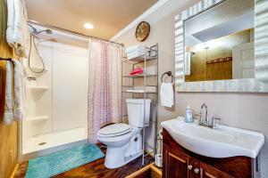 ein Badezimmer mit Toilette, Waschbecken und Dusche in der Unterkunft Granbury Studio - 10 Mins From Town and The Lake! in Granbury + 22 Fotos
