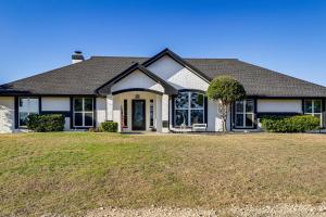 ein Haus mit einer großen Wiese davor in der Unterkunft Granbury Studio - 10 Mins From Town and The Lake! in Granbury