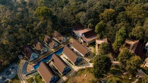 eine Draufsicht auf ein Haus mit Pool in der Unterkunft Golf Valley Luxury Resort Wayanad in Vythiri