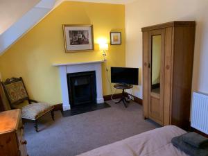 Et tv og/eller underholdning på Glenerne 3 bedroom Cottage