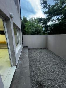 een hek naast een gebouw met een raam bij Líbano flat in El Bolsón