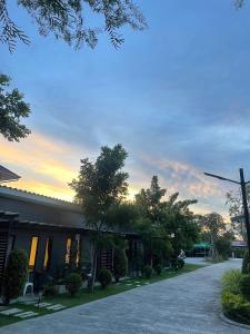 un edificio con una entrada delante de él en Viphuanan Resort, en Nong Prue